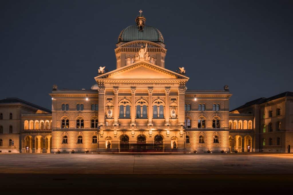 Der Bundesplatz und das Bundeshaus während der Nacht