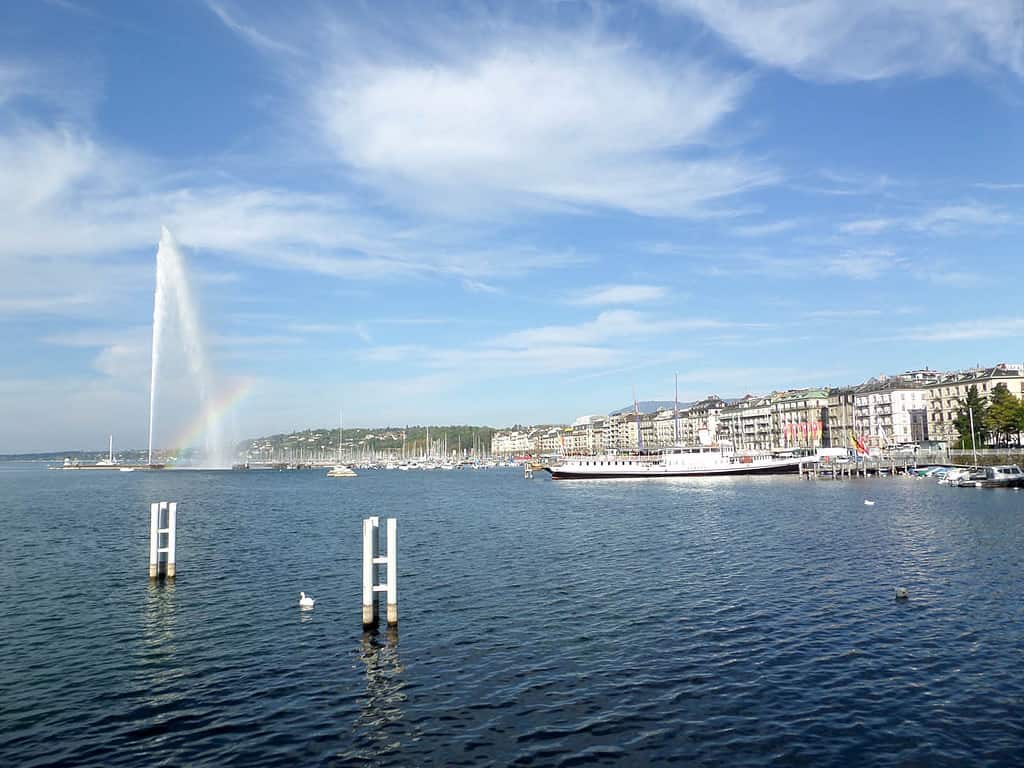The jet d'eau fountain in the geneva harbour
